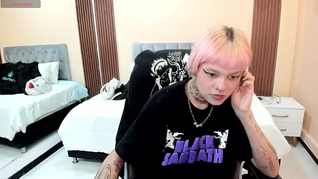 Snapshot of Bela_Craxkerr chatting on May 2026 08:28:02 PM Bela Craxkerr online show from May 2026 08:28:02 PM