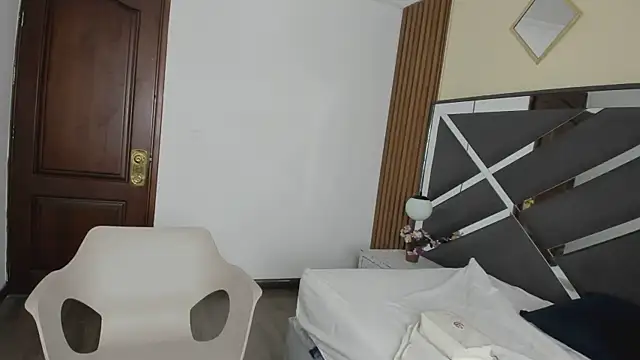 Ambarross  online show from February 2026 01:04:01 PM