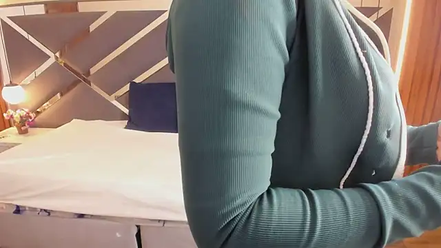 Ambarross  online show from March 2026 12:11:01 PM