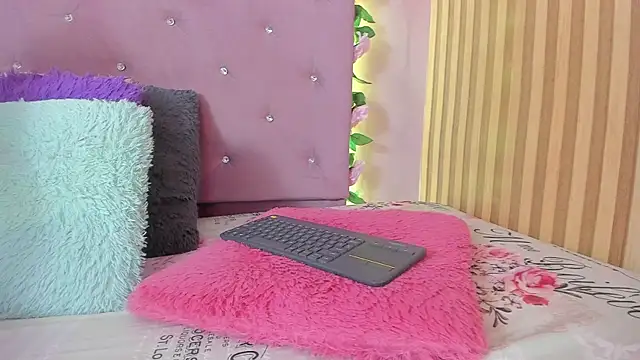 lovely  kiss   online show from April 2026 06:10:02 PM