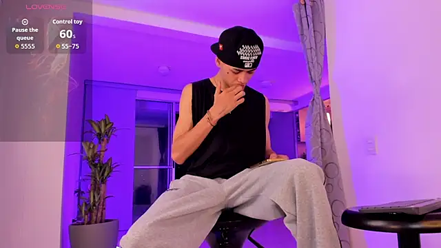 Snapshot of LennerCollins_ chatting on April 2026 03:47:01 AM LennerCollins online show from April 2026 03:47:01 AM