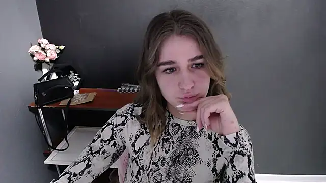 Sunny siren online show from March 2026 01:18:01 PM