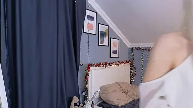 Naomi Demio online show from April 2026 12:34:02 PM