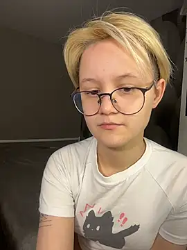 LuunaDorean online show from February 2026 11:23:02 PM