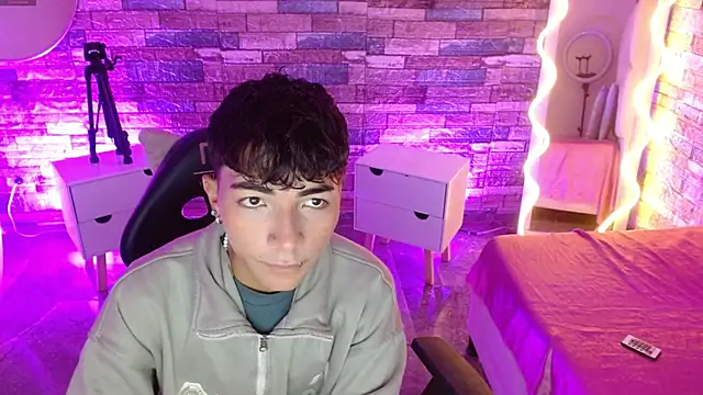 Snapshot of osamu_tay chatting on February 2026 11:43:02 AM osamu tay online show from February 2026 11:43:02 AM