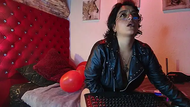 Snapshot of LillithSinclair_nom chatting on February 2026 04:21:02 AM LillithSinclair nom online show from February 2026 04:21:02 AM