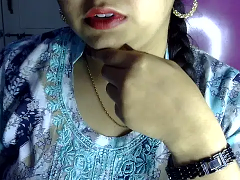 Snapshot of Cute_Aliyaa chatting on July 2026 01:37:01 PM Cute Aliyaa online show from July 2026 01:37:01 PM