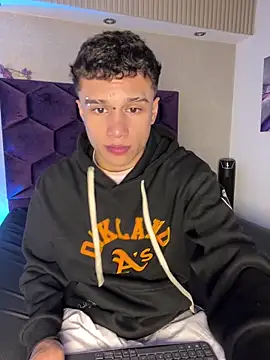 Snapshot of Dominik_Souza chatting on April 2026 08:00:02 PM Dominik Souza online show from April 2026 08:00:02 PM