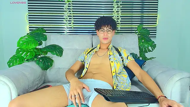 ThiiagoSaeenz online show from April 2026 09:17:02 PM