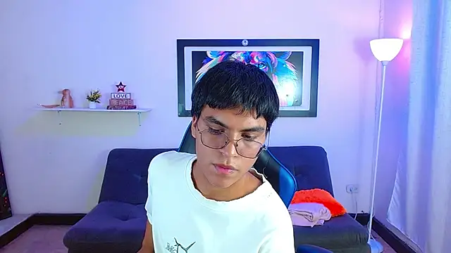 Snapshot of Maecum18 chatting on May 2026 08:50:02 PM Maecum18 online show from May 2026 08:50:02 PM