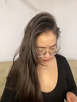 Snapshot of alisbloom chatting on February 2026 06:04:01 PM alisbloom online show from February 2026 06:04:01 PM