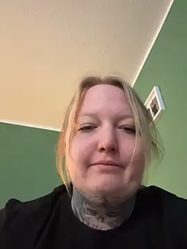 Snapshot of Lolaaxxx13 chatting on May 2026 06:28:02 PM Lolaaxxx13 online show from May 2026 06:28:02 PM