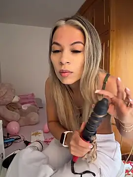 Snapshot of Mia_Rosee1 chatting on June 2026 05:27:02 PM Mia Rosee1 online show from June 2026 05:27:02 PM