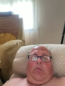 Snapshot of YachtCaptain10 chatting on May 2026 04:37:02 PM YachtCaptain10 online show from May 2026 04:37:02 PM
