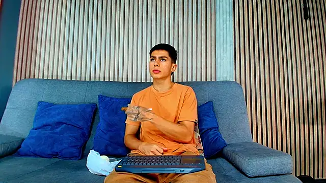 Snapshot of Aron_pulse chatting on February 2026 01:07:02 PM Aron pulse online show from February 2026 01:07:02 PM