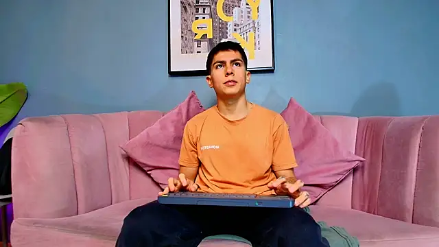 Snapshot of Aron_pulse chatting on March 2026 01:17:02 PM Aron pulse online show from March 2026 01:17:02 PM