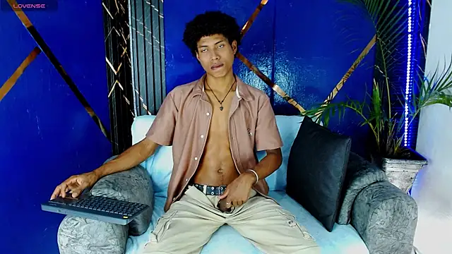 Snapshot of Walkers05 chatting on May 2026 05:10:01 PM Walkers05 online show from May 2026 05:10:01 PM
