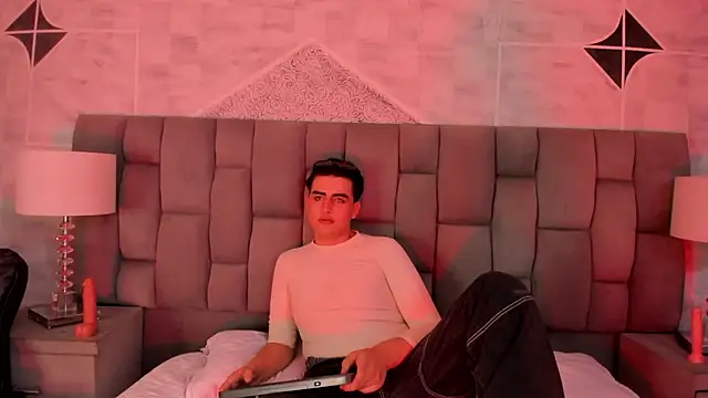 Snapshot of noahWolff_ chatting on February 2026 06:32:01 AM noahWolff online show from February 2026 06:32:01 AM