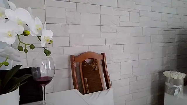 JuliaLovely online show from April 2026 02:01:02 PM