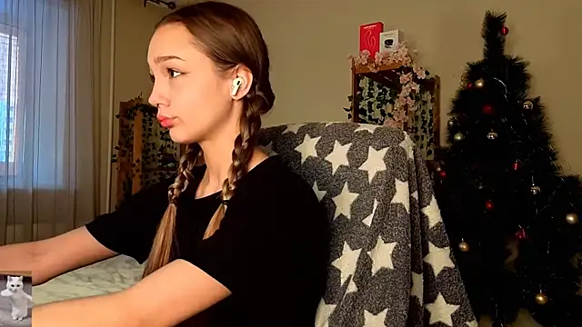 Snapshot of HoneyComfy chatting on February 2026 11:04:01 AM HoneyComfy online show from February 2026 11:04:01 AM