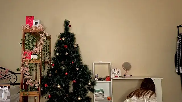 Snapshot of HoneyComfy chatting on February 2026 11:18:01 AM HoneyComfy online show from February 2026 11:18:01 AM