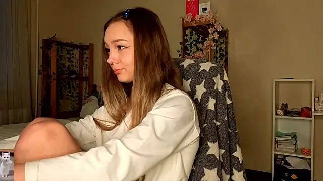 Snapshot of HoneyComfy chatting on February 2026 11:18:01 AM HoneyComfy online show from February 2026 11:18:01 AM