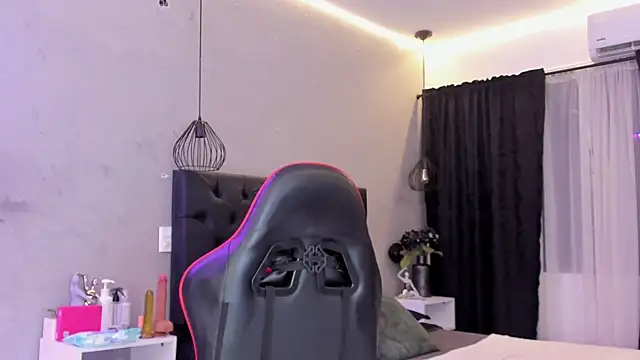 naomi  blair online show from July 2026 03:45:02 AM
