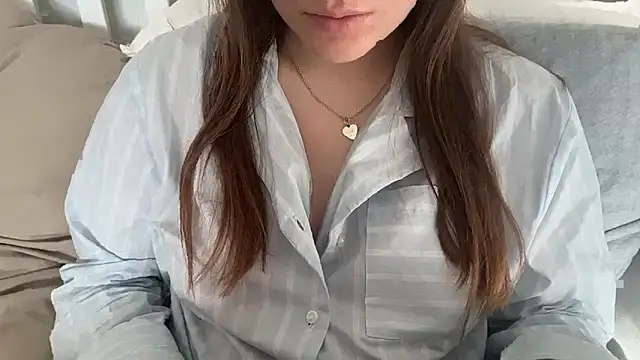 Lucyschickt online show from April 2026 06:47:02 AM