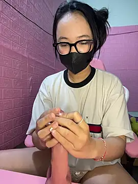 Snapshot of Leeeiuu chatting on February 2026 02:48:02 PM Leeeiuu online show from February 2026 02:48:02 PM