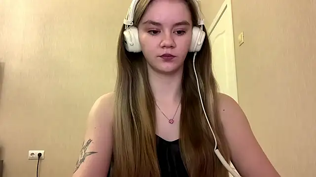 Snapshot of AgnesShy_ chatting on February 2026 07:39:01 AM AgnesShy online show from February 2026 07:39:01 AM