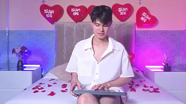 Snapshot of Derek_Sinn chatting on February 2026 09:11:02 PM Derek Sinn online show from February 2026 09:11:02 PM