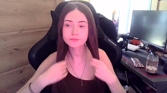 Snapshot of karlaluuvv chatting on April 2026 11:44:02 AM karlaluuvv online show from April 2026 11:44:02 AM