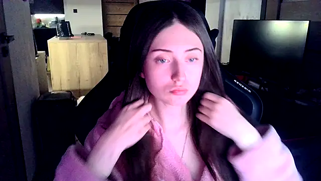 Snapshot of karlaluuvv chatting on April 2026 08:28:02 PM karlaluuvv online show from April 2026 08:28:02 PM