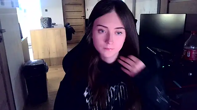 Snapshot of karlaluuvv chatting on April 2026 04:45:01 PM karlaluuvv online show from April 2026 04:45:01 PM