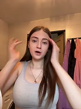 Snapshot of karlaluuvv chatting on April 2026 09:05:01 AM karlaluuvv online show from April 2026 09:05:01 AM