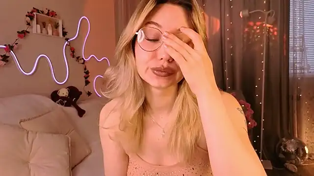 Snapshot of lusciousslily chatting on April 2026 05:01:02 AM lusciousslily online show from April 2026 05:01:02 AM