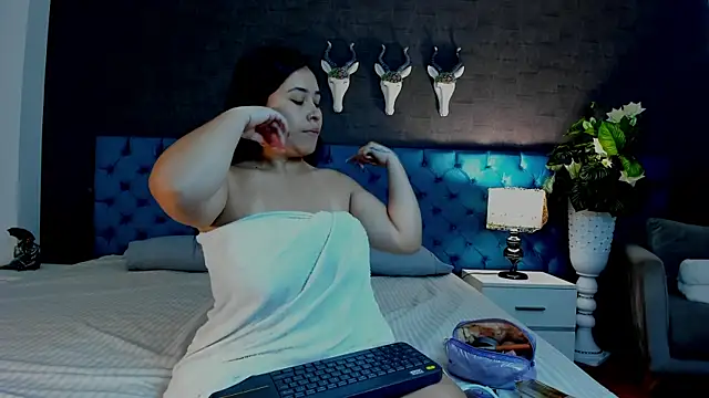 LunnaMoretti online show from April 2026 11:33:01 AM