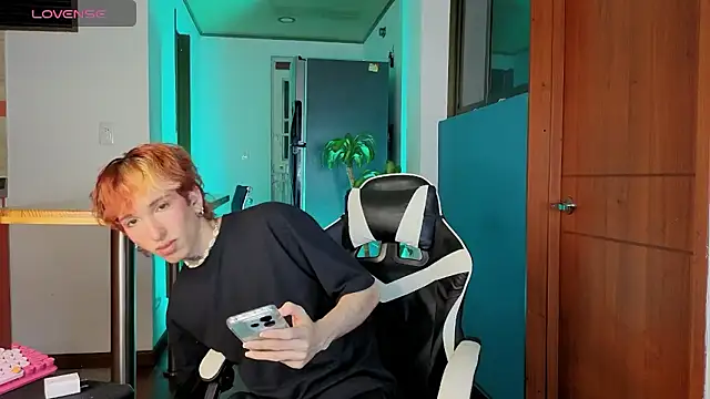 Snapshot of golden_twink_ chatting on February 2026 06:29:02 AM golden twink online show from February 2026 06:29:02 AM