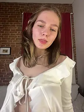 MyKittySayMeow online show from April 2026 10:18:01 PM