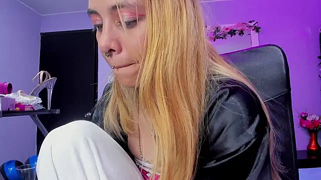 Snapshot of Dakota_Angell_ chatting on February 2026 03:37:02 PM Dakota Angell online show from February 2026 03:37:02 PM