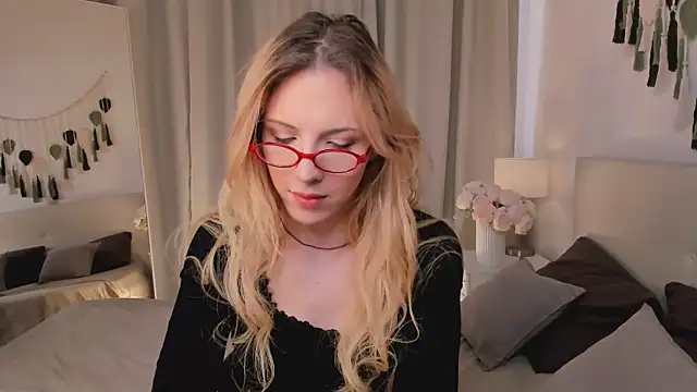 Snapshot of Tiffany__King chatting on May 2026 05:56:01 AM Tiffany King online show from May 2026 05:56:01 AM