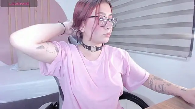 charlottee27  online show from February 2026 02:05:01 AM