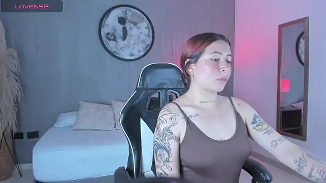 charlottee27  online show from February 2026 02:13:02 AM