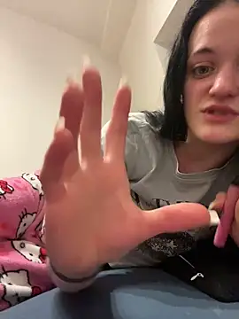 Snapshot of LeonieClaire chatting on February 2026 10:39:02 PM LeonieClaire online show from February 2026 10:39:02 PM