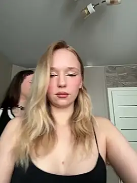 Snapshot of RollDollsi chatting on May 2026 04:30:02 AM RollDollsi online show from May 2026 04:30:02 AM