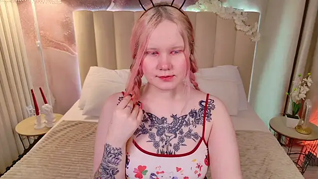 AnnieVibe online show from April 2026 05:32:01 PM