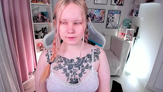 Snapshot of AnnieVibe chatting on April 2026 05:36:01 PM AnnieVibe online show from April 2026 05:36:01 PM