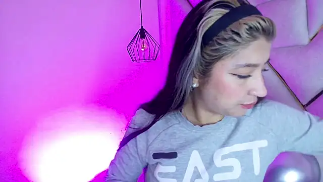 Dahiana Dmour  online show from February 2026 12:21:01 PM