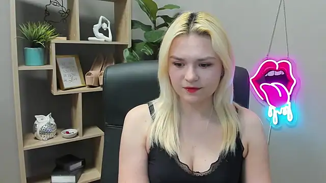 Snapshot of SweetLilyxo chatting on April 2026 01:36:02 PM SweetLilyxo online show from April 2026 01:36:02 PM