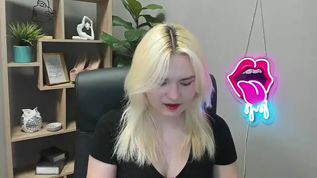 Snapshot of SweetLilyxo chatting on April 2026 06:27:01 AM SweetLilyxo online show from April 2026 06:27:01 AM